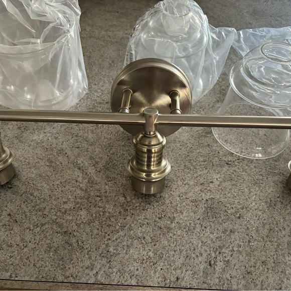 Brand new Bathroom Light Fixture with 3 lights - Picture 4 of 5